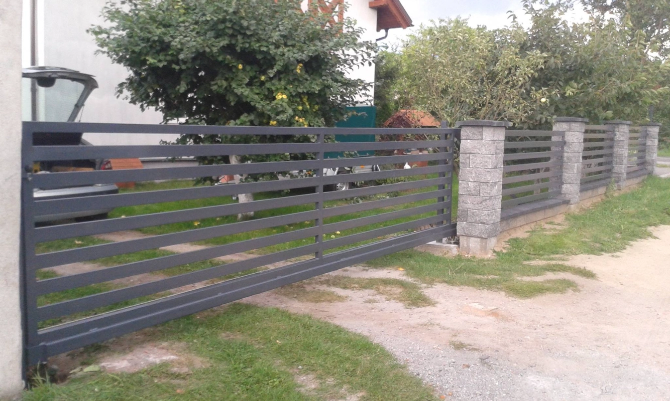 Zdjęcie - ogrodzenia palisadowe z bramą wjazdową