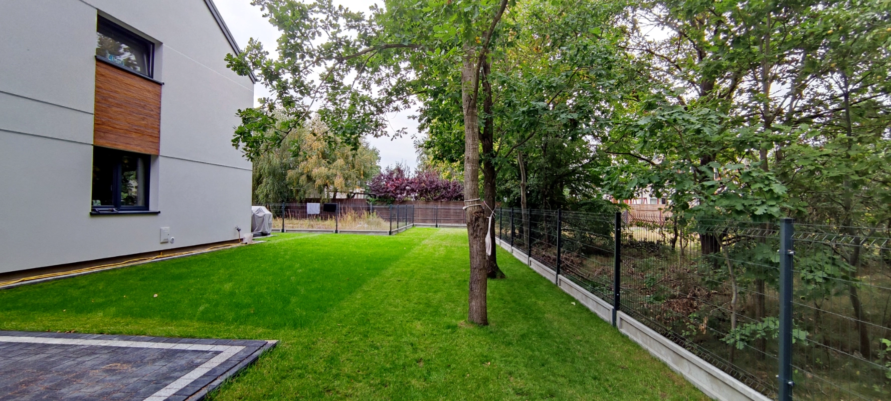 Zdjęcie - ogrodzenia panelowe 3d w kolorze czarnym z podmurówką betonową