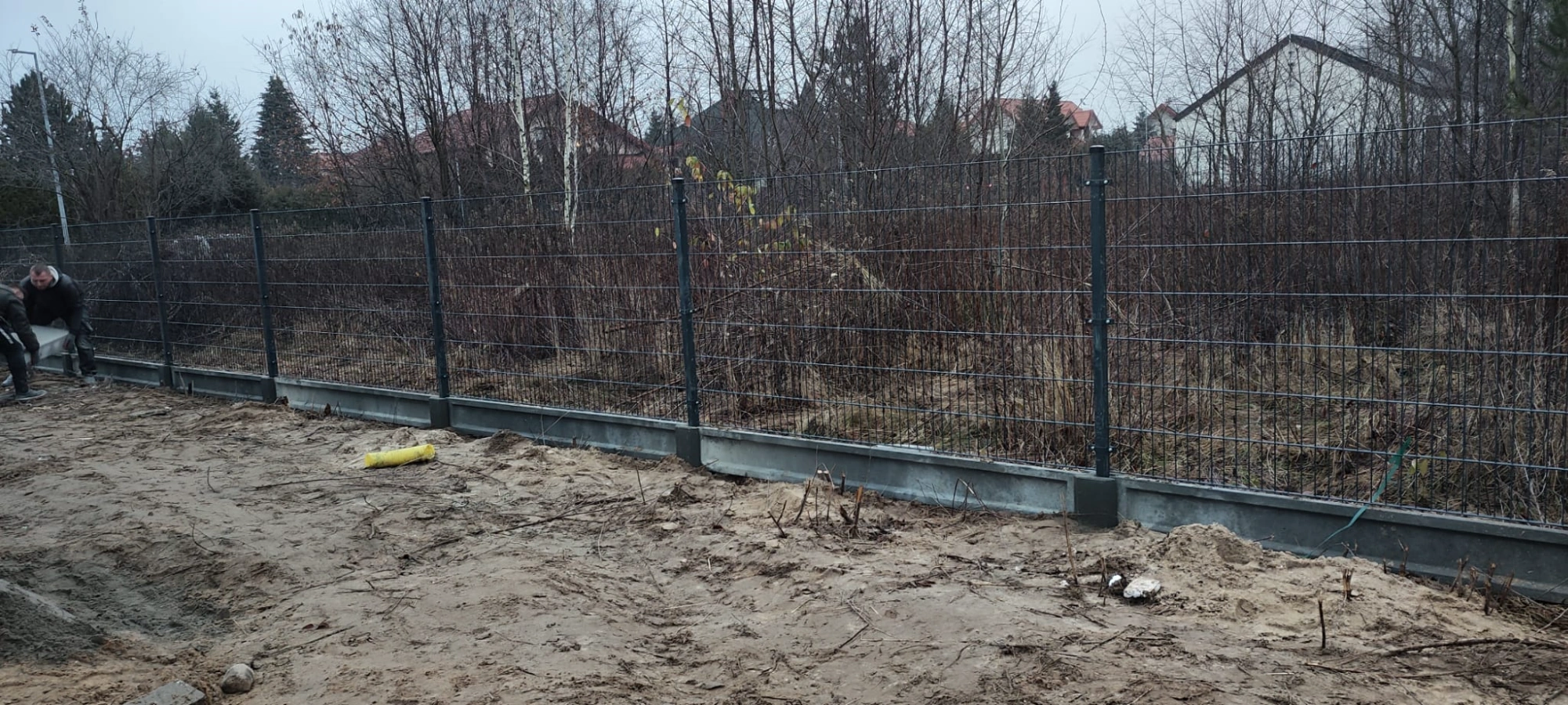 Zdjęcie - ogrodzenia panelowe 3d w kolorze czarnym z podmurówką betonową